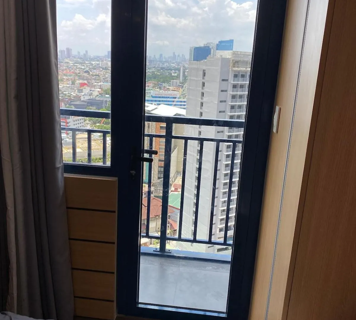 Makati Ayala Luxury Stylish Uncle Sam Condo Gym Swim Park 300 Mb 2641 Manila Apartment